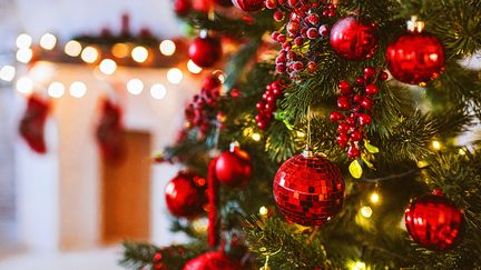 Décorations de Noël. Que peut-on librement réaliser ? Attention au voisinage en collectivité mais aussi en habitat individuel. (MOMENT RF / GETTY IMAGES)