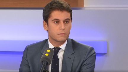 Gabriel Attal, secrétaire d'État auprès du ministre de l'Éducation nationale sur franceinfo. (CAPTURE ECRAN / FRANCEINFO)