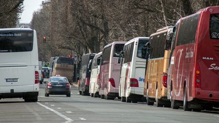 Des autocars de tourisme, gar&eacute;s &agrave; Paris, le 13 f&eacute;vrier 2015.&nbsp; (  MAXPPP)