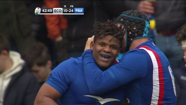 Début de seconde période idéal pour la France. Après moins de deux minutes de jeu, Damian Penaud joue un ballon au pied dont le rebond profite à Jonathan Danty, auteur du 4e essai tricolore contre l'Écosse.