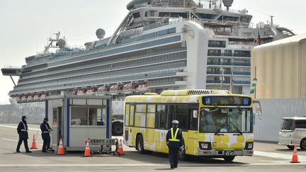 Un bus transporte des croisièristes évacués du paquebot "Diamond Princess", jeudi 20 février, à Yokohama, au Japon.&nbsp; (KAZUHIRO NOGI / AFP)