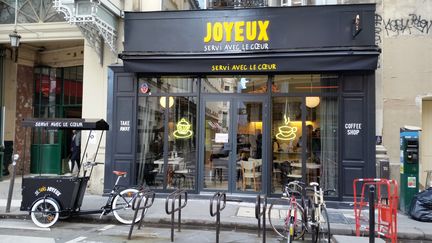 Le café "Joyeux" où travaillent 20 serveurs et cuisiniers autistes ou trisomiques. (BRUNO ROUGIER / RADIO FRANCE)