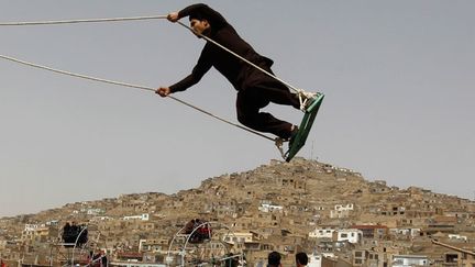 La balançoire comme défouloir.
  (AFP PHOTO / Aref KARIMI)