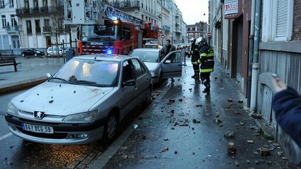 Des vents violents ont provoqu&eacute; la chute d'une chemin&eacute;e, place S&eacute;bastopol &agrave; Lille (Nord), le 5 janvier 2011. (PHOTOPQR / VOIX DU NORD / MAXPPP)