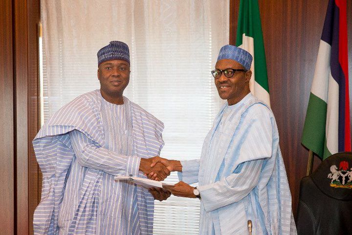 Le président du Nigeria, Muhammadu Buhari, et le président du Sénat nigérian, Bukola Saraki, le 3 novembre 2015 à Abuja. Derrière les sourires, la rivalité pour le pouvoir... (AFP - NEXT24ONLINE / NURPHOTO)