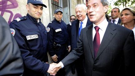 Le ministre de l'Intérieur Claude Guéant (3eD) avec le sénateur-maire UMP, Jean-C.Gaudin (C) à Marseille (5/05/2011). (AFP/POOL/GERARD JULIEN)