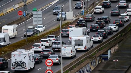 Des véhicules sur l'autoroute A7 au niveau de Lyon (Rhône), le 4 août 2023. (EMMANUEL DUNAND / AFP)