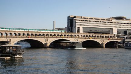 Un métro passe à proximité du ministère de l'Economie, à Paris, le 5 juin 2023. (AFP)