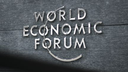 Le logo du Forum économique mondial (image d'illustration).&nbsp; (FABRICE COFFRINI / AFP)