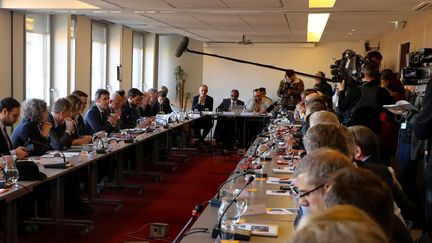 Le ministre de la Santé Olivier Véran lors d'une réunion de travail sur le Covid-19, mardi 18 février 2020, à Paris. (LUDOVIC MARIN / AFP)