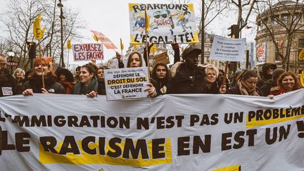 Une manifestation contre la loi immigration appelle à mettre fin au racisme, le 21 janvier 2024. (OLIVIER DONNARS / LE PICTORIUM / MAXPPP)