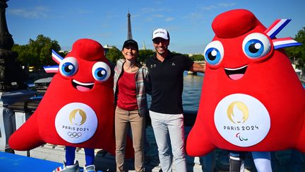 Les mascottes des Jeux olympiques et paralympiques de Paris 2024 entourent la ministre des Sports et des JOP Amélie Oudéa-Castera et le patron du Comité d'organisation, Tony Estanguet, le 20 août 2023. (EMMANUEL DUNAND / AFP)