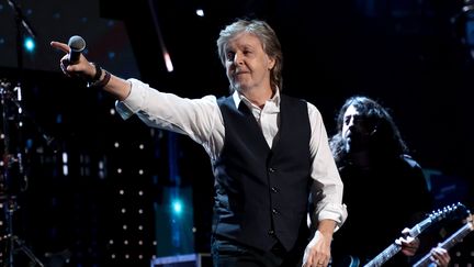 Paul McCartney sur scène lors de la 36e cérémonie du Rock &amp; Roll Hall Of Fame au Rocket Mortgage Fieldhouse le 30 octobre 2021 à Cleveland.&nbsp; (DIMITRIOS KAMBOURIS / GETTY IMAGES NORTH AMERICA)