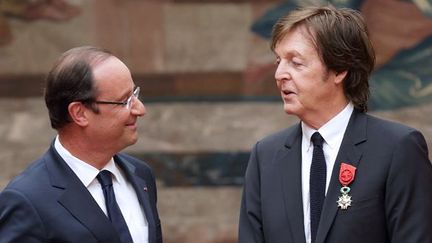 François Hollande remet la Légion d&#039;Honneur à Paul McCartney.
 (Philippe Wojazer / AFP)