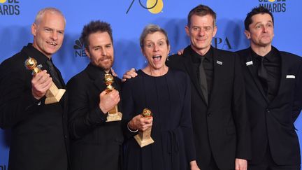 Le réalisateur et les acteurs du film "3 Billboards : les panneaux de la vengeance", de gauche à droite : Martin McDonagh (réalisateur), Sam Rockwell, Frances Dorman, Graham Broadbent et Peter Czernin. Le film a été l'un des grands gagnants de la soirée de récompenses. 
 (FREDERIC J. BROWN / AFP)