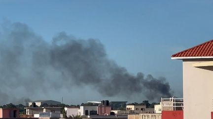 Der AFPTV-Screenshot zeigt Rauch am Himmel von Bamako nach dem Anschlag vom 17. September. (- / AFP TV)