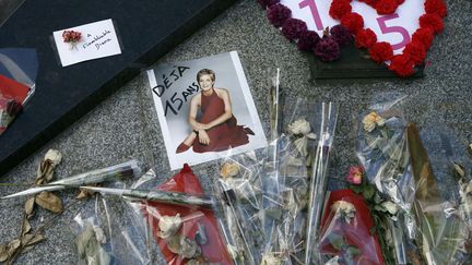 Messages comm&eacute;morant le 15e anniversaire de la mort de la princesse Diana d&eacute;pos&eacute;s au pied de la Flamme de la libert&eacute; sur le pont de l'Alma &agrave; Paris, le 30 ao&ucirc;t 2012. (PATRICK KOVARIK / AFP)