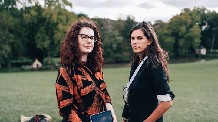 La coordinatrice d'intimité Paloma Garcia Martens et Iris Brey sur le tournage de "Split". (CINETEVE)