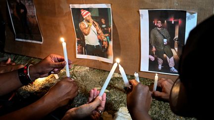 Bougies allumées en hommage au chanteur de reggaeton Jose Manuel Carbajal, "El Taiger", à La Havane, le 10 octobre 2024. (YAMIL LAGE / AFP)