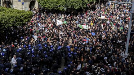 Des Algériens manifestent dans les rues d'Alger contre la candidature d'Abdelaziz Bouteflika, le&nbsp;24 février 2019. (FAROUK BATICHE / ZUMA PRESS / REA / DPA)