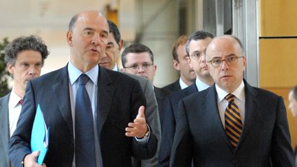 Le ministre de l'Economie, Pierre Moscovici, et le ministre d&eacute;l&eacute;gu&eacute; au Budget, Bernard Cazeneuve, le 11 septembre 2013, &agrave; Bercy. (ERIC PIERMONT / AFP)