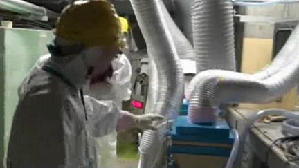 Un employé de Tepco dans la centrale nucléaire accidentée de Fukushima, le 6 mai 2011. (AFP - Tepco)