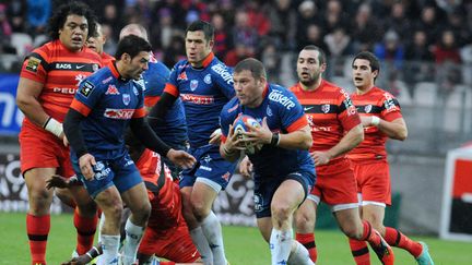 Kenan Mutapcic (FC Grenoble) échappe à la défense toulousaine