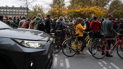 Un SUV passe devant un rassemblement place de la République, à Paris, pour rendre à un cycliste mort écrasé par ce même type de véhicule, le 19 octobre 2024,. (JEROME GILLES / NURPHOTO / AFP)