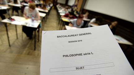 Les sujets de l'épreuve de philosophie du baccalauréat sont distribués aux élèves de la série littéraire, au lycée Fustel de Coulanges de Strasbourg (Bas-Rhin), le 15 juin 2016. (FREDERICK FLORIN / AFP)