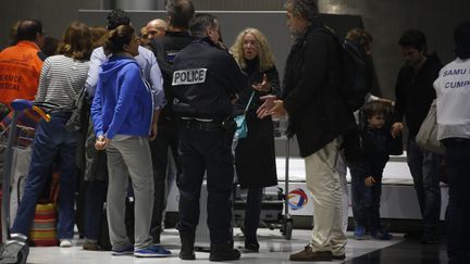Des passagers arrivent à l'aéroport de Roissy, le 21 décembre 2015, après avoir été retardés par une alerte à la bombe. (MAXPPP)