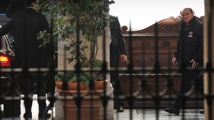 Silvio Berlusconi quitte sa r&eacute;sidence de Rome samedi 25 f&eacute;vrier pour entendre le verdict dans le proc&egrave;s Mills.&nbsp; (ANDREAS SOLARO / AFP)