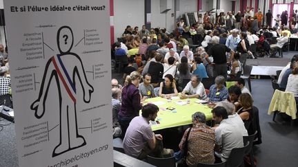 Le collectif "Archipel citoyen" organise des réunions publiques participatives pour définir son programme. (MICHEL VIALA / MAXPPP)