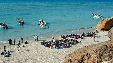 Les habitants de la Corne de l’Afrique (Somalie, Djibouti, Éthiopie et Érythrée) ont toujours été très nombreux à franchir le détroit de Bab al-Mandab, «la porte des larmes», pour rejoindre les côtes du Moyen-Orient, et principalement l’Arabie saoudite via le Yémen.
 
Pour eux, le royaume wahhabite a toujours été un eldorado pour trouver du travail. Beaucoup espèrent y trouver des petits boulots comme vendeurs ou, mieux, devenir employés de maison dans des familles. (AFP PHOTO / TONY KARUMBA)