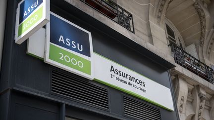 &nbsp;La devanture d'une agence Assu 2000, le 24 mai 2022, à Paris. (MAGALI COHEN / HANS LUCAS / AFP)