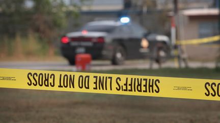 Une voiture de police devant les lieux de la fusillade à&nbsp;Sutherland Springs (Texas), le 6 novembre 2017. (SCOTT OLSON / GETTY IMAGES NORTH AMERICA / AFP)