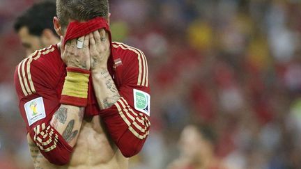 Le joueur espagnol Sergio Ramos &agrave; l'issue de la d&eacute;faite de son &eacute;quipe face au Chili&nbsp;lors de la Coupe du monde de football &agrave; Rio de Janeiro (Br&eacute;sil), le 18 juin 2014. (JORGE SILVA / REUTERS)