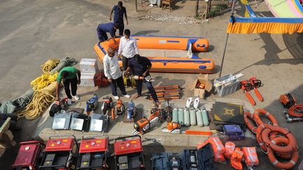 Quelque 300 &eacute;quipes de m&eacute;decins de l'arm&eacute;e, d'ing&eacute;nieurs, de sauveteurs ont &eacute;t&eacute; d&eacute;ploy&eacute;es dans les zones les plus &agrave; risq comme ici &agrave;&nbsp;Ahmedabad. (SAM PANTHAKY / AFP)