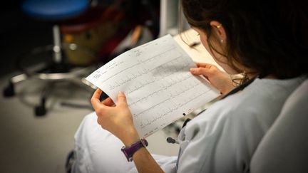 Une médecin consulte les résultats d'un&nbsp;électrocardiogramme, le 14 juin 2019. (JESSICA BORDEAU / BSIP / AFP)