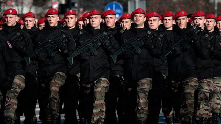 Des officiers de police des Serbes de Bosnie participent à un défilé militaire, célébrant l'anniversaire de la Republika Srpska, à Banja Luka (Bosnie-Herzégovine), le 9 janvier 2019. (STR / AFP)