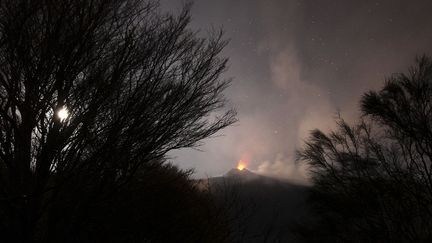 L'Etna en &eacute;ruption, Sicile (Italie), le 1er avril 2012. (REUTERS)