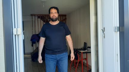 Kamel Daoudi, dans sa maison d'Aurillac, en avril 2021. (SEBASTIEN BAER / RADIO FRANCE)