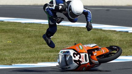 Chute du pilote allemand de Moto3 Luca Grunwald lors&nbsp;d'une session d'essais libres avant le Grand prix d'Australie &agrave; Philip Island, le 18 octobre 2013. (BRANDON MALONE / REUTERS)