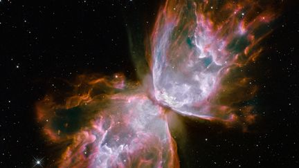 Ces explosions sont extrêmement violentes.&nbsp;Sur cette photo de la nébuleuse NGC 6302, on peut voir du gaz expulsé à environ 20 000°C à une vitesse de 950 000 km/h. (HUBBLE SPACE TELESCOPE / NASA / ESA)