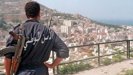 Policier sur les hauteurs d'Alger (AFP)