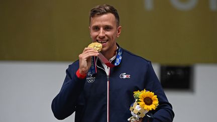 Le podium de Jean Quiquampoix, titré en pistolet 25 m tir rapide. Favori de l'épreuve, le Français n'a pas déçu et remporte la sixième médaille d'or à l'équipe de France.