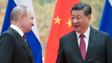 Le président russe Vladimir Poutine (à gauche) et le président chinois Xi Jinping (à droite) à Pékin (Chine), le 4 février 2022. (ALEXEI DRUZHININ / TASS via GETTYIMAGES)