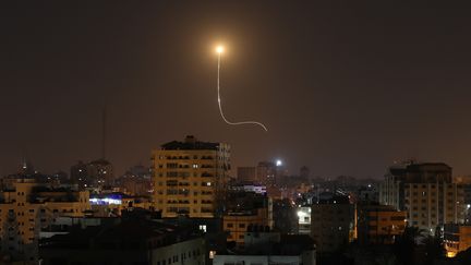 Un missile israélien, aperçu au-dessus de Gaza, le 13 novembre 2019. (MAHMUD HAMS / AFP)