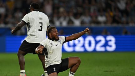 Tevita Ikanivere fête la victoire surprise des Fidji contre l'Australie en Coupe du monde, le 17 septembre 2023, à Geoffroy-Guichard. (OLIVIER CHASSIGNOLE / AFP)