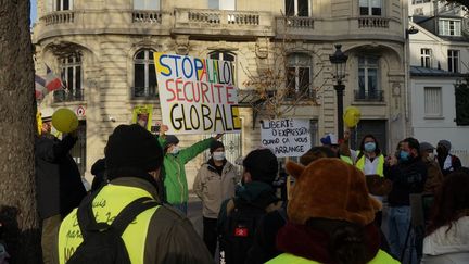 Rassemblement contre la proposition de loi&nbsp;sur la "sécurité globale" devant l'Assemblée nationale à Paris, le 24 novembre 2020. (MYRIAM TIRLER / HANS LUCAS / AFP)