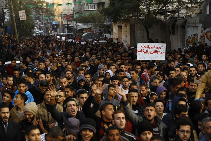 Des milliers de Palestiniens du camp de réfugiés de Jabalia  manifestant pour réclamer du courant électrique, le 12 janvier 2017, dans la Bande de Gaza.  (MOHAMMED ABED/AFP)